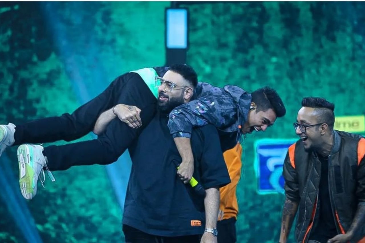 Badshah lifts a rapper on his back for his performance on Realme MTV Hustle 2.0
