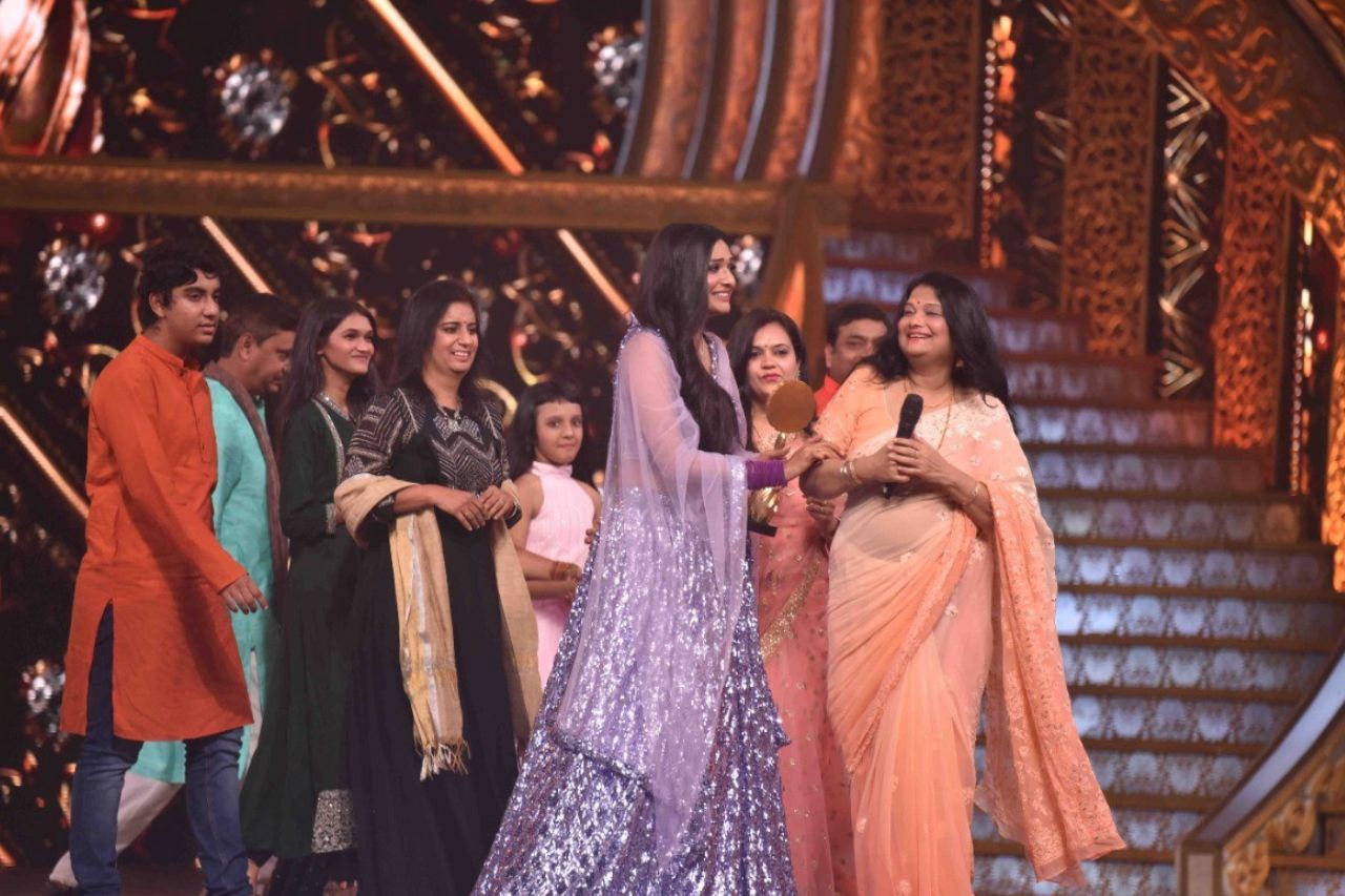 Aishwarya Khare shed some happy tears after seeing her family at Zee Rishtey Awards