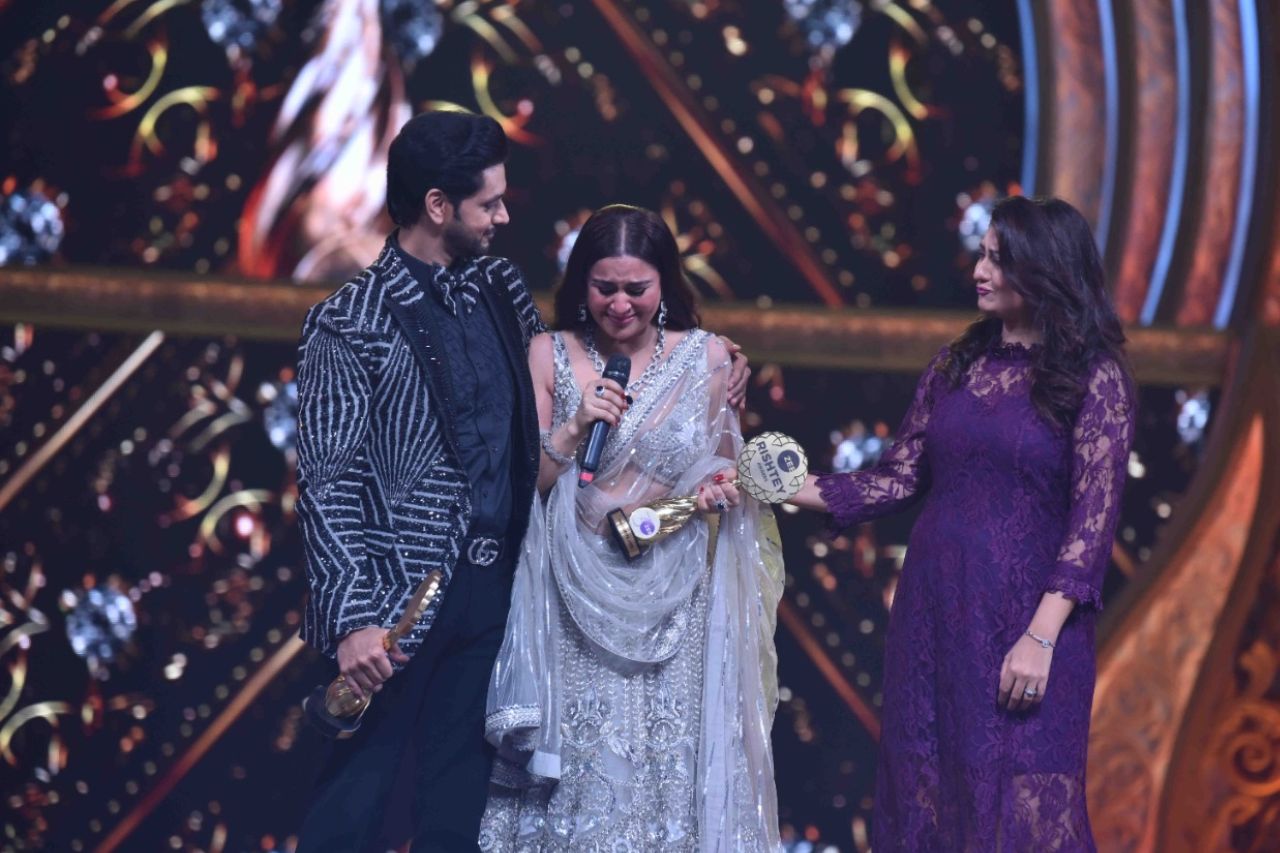 Shraddha Arya got teary-eyed at the Zee Rishtey Awards